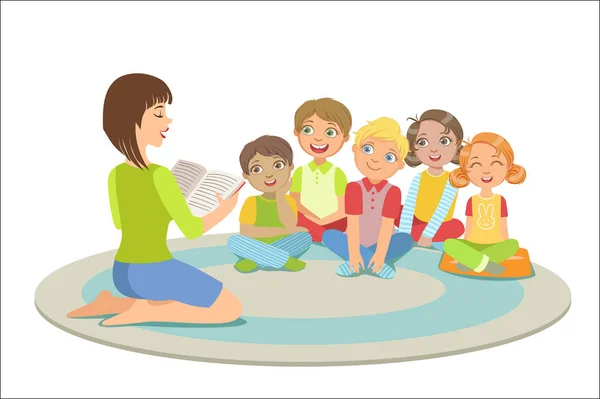 Niños prestando atencion a la docente